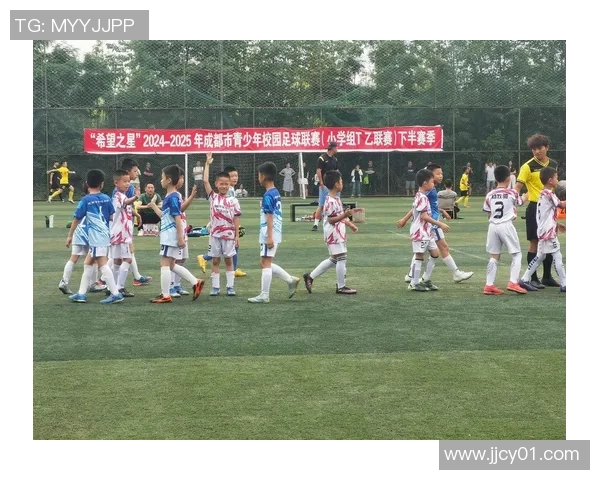 武汉足球球星捐赠善举温暖人心展现体育精神与社会责任